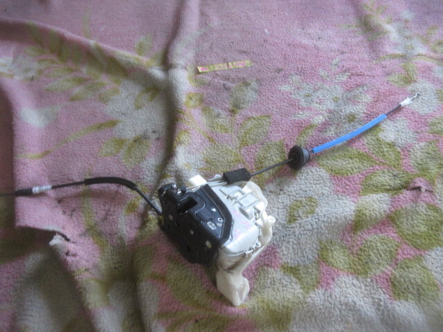 ★R7G9928 アウディA4 純正右フロントドアロック DBA-8KCDN 修理やストック等に拍卖