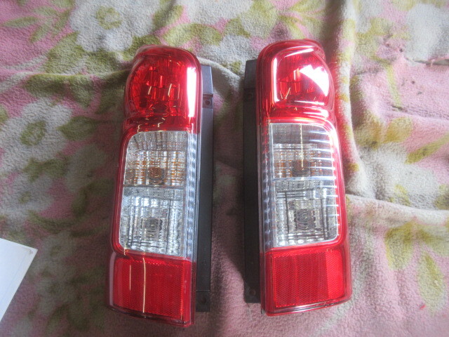 ★R7G9934 VR2E26 キャラバン 純正テール左右セット ジャンク品 イチコーT008 NV350 修理やストック等に拍卖