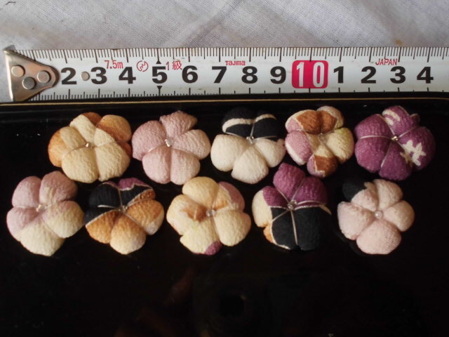 可愛い、【小粋なちりめん小花】アイデア次第で、ハンドメイド、帽子に飾ったり、ブローチにも、、拍卖