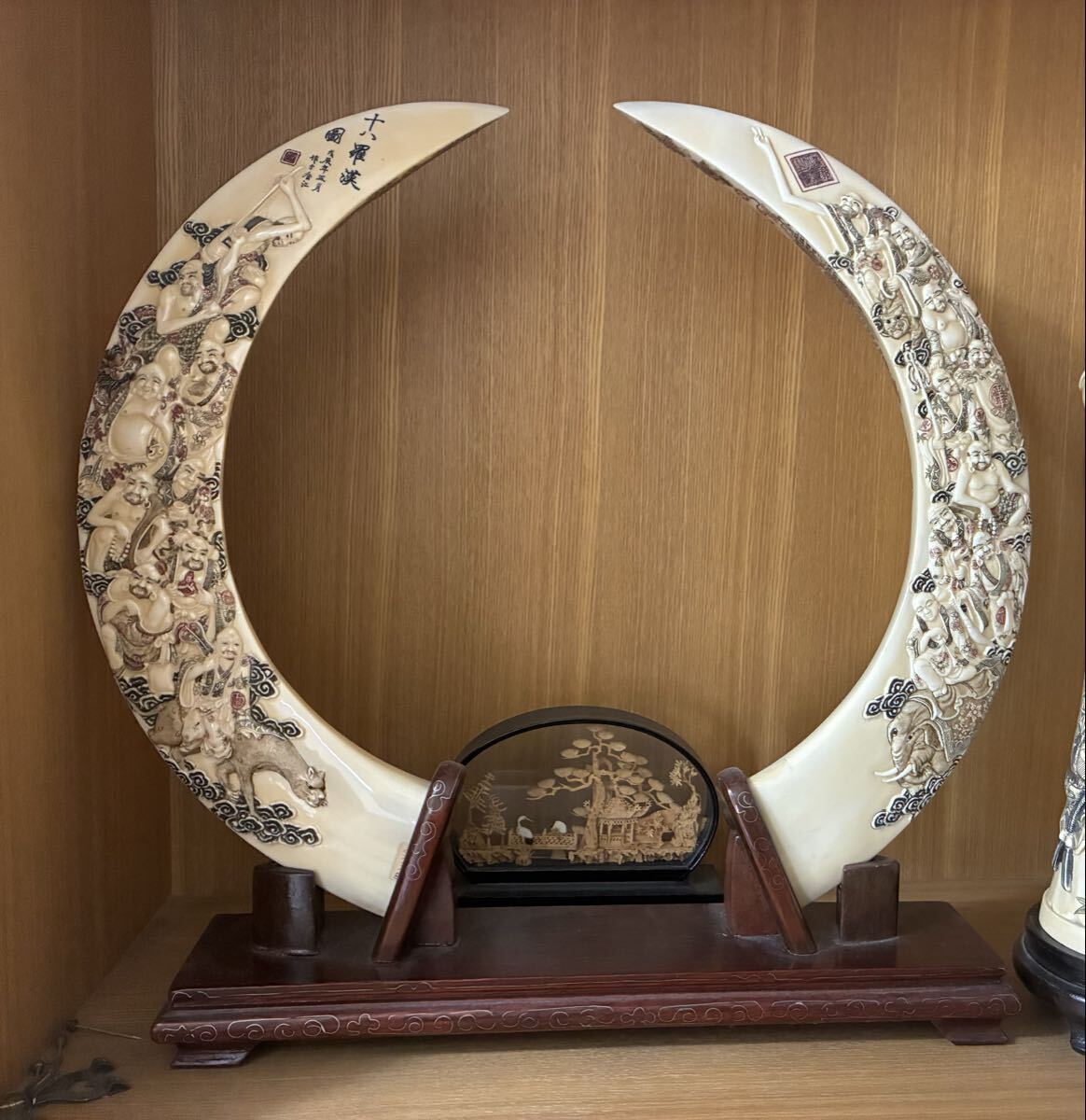 希少◆カバ牙輪飾 十八羅漢 カバ牙 彫刻 置物 彫刻細工 双牙 台座付き 美術品 工芸品 装飾品 高級インテリア 飾り物 骨董品 アンティーク拍卖