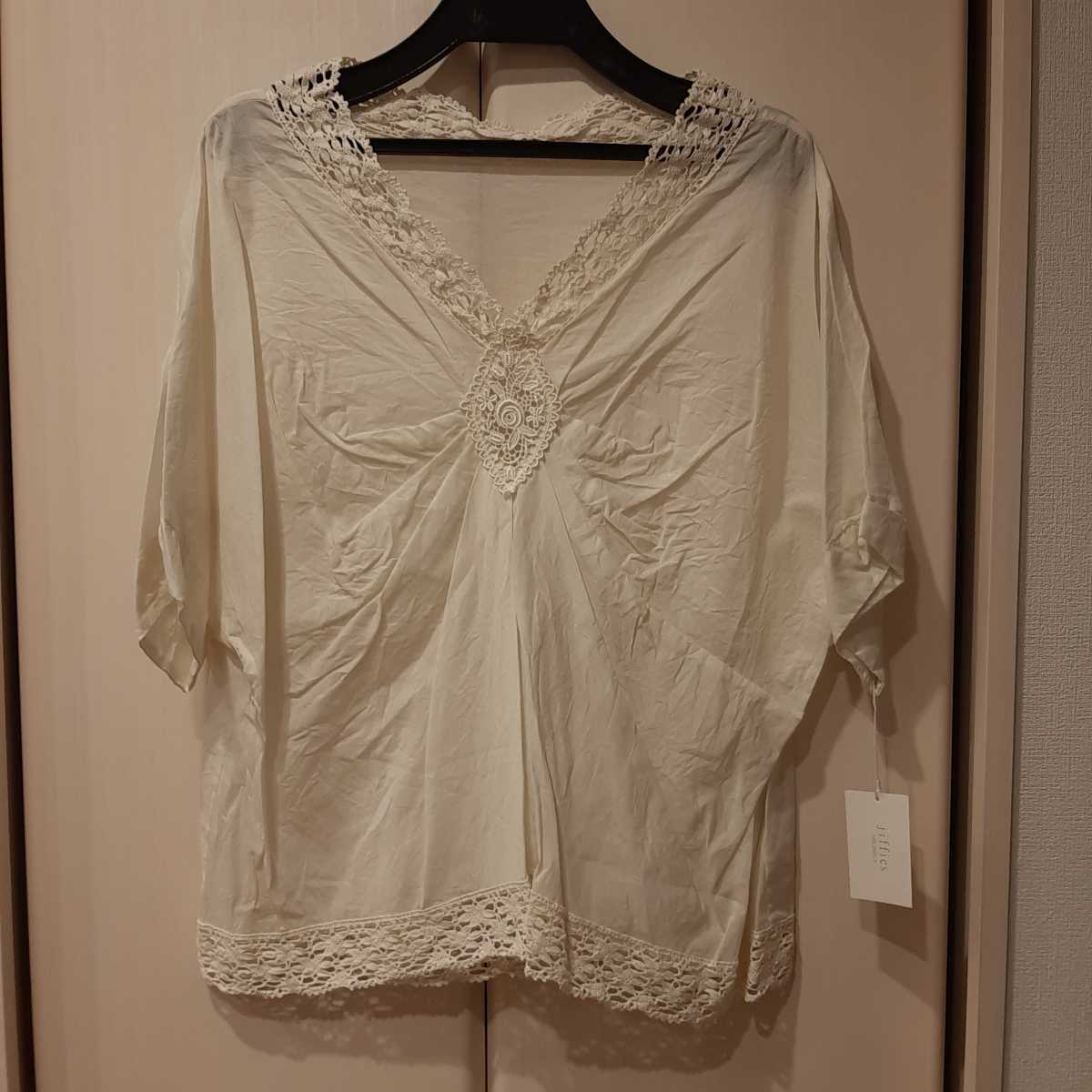 【Sサイズ】新品タグ付き jiffies カットソー半袖カットソー Vネック 薄手 白 オフホワイト レース 夏 ブラウス ナチュラル 送料無料拍卖