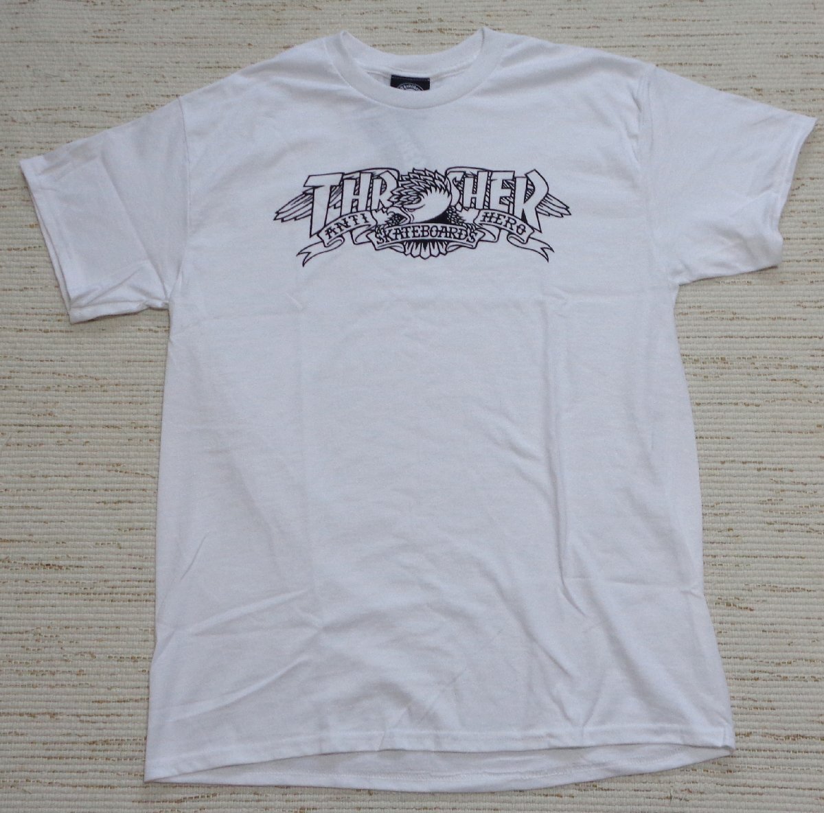 セール15% 送料無料 THRASHER ANTIHERO スラッシャー アンタイヒーロー MAG BANNER コラボ Tシャツ 半袖 メンズ インポート 白 L 311617拍卖