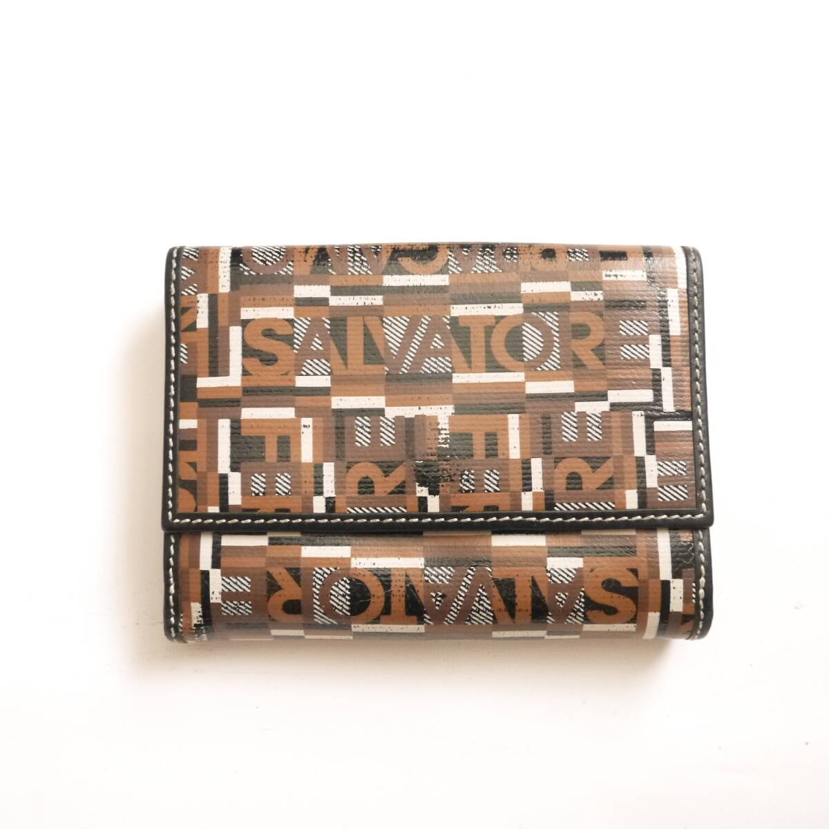 $ 美品 $ 激レア♪◆ Salvatore Ferragamo フェラガモ ◆ ガンチーニ 総柄◆ PVC レザー製◆ 手帳型 2つ折り 財布 小銭入れ◆ チョコレート拍卖