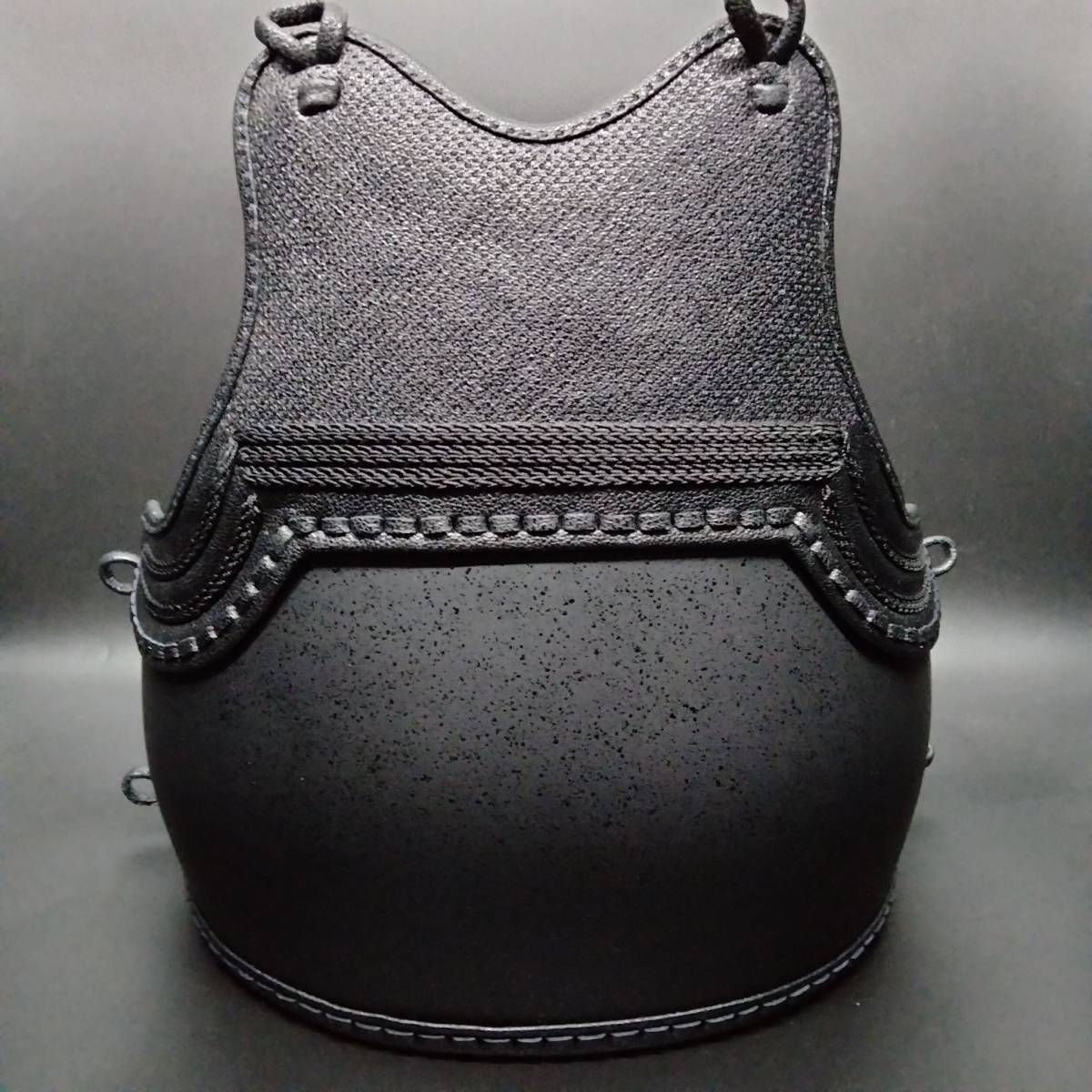 しぼり型胸 黒石目塗50本型樹脂胴 濃紺総ナナメ刺 一般Lサイズ 紐付 剣道 胴拍卖