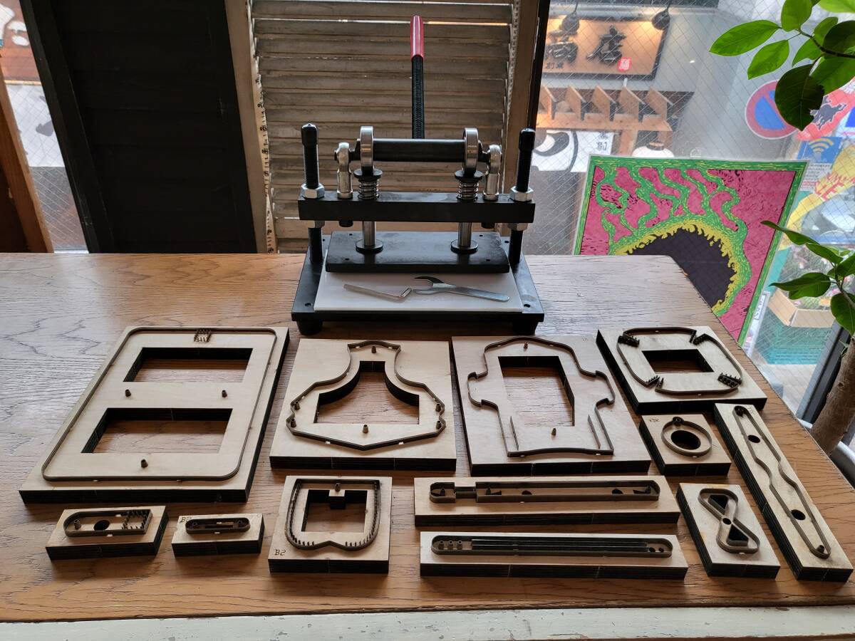 レザークラフト● ハンドクリッカー圧力板 26*16cm(未使用品、細かい傷あり*使用には問題ない)+革抜き型12個セット拍卖