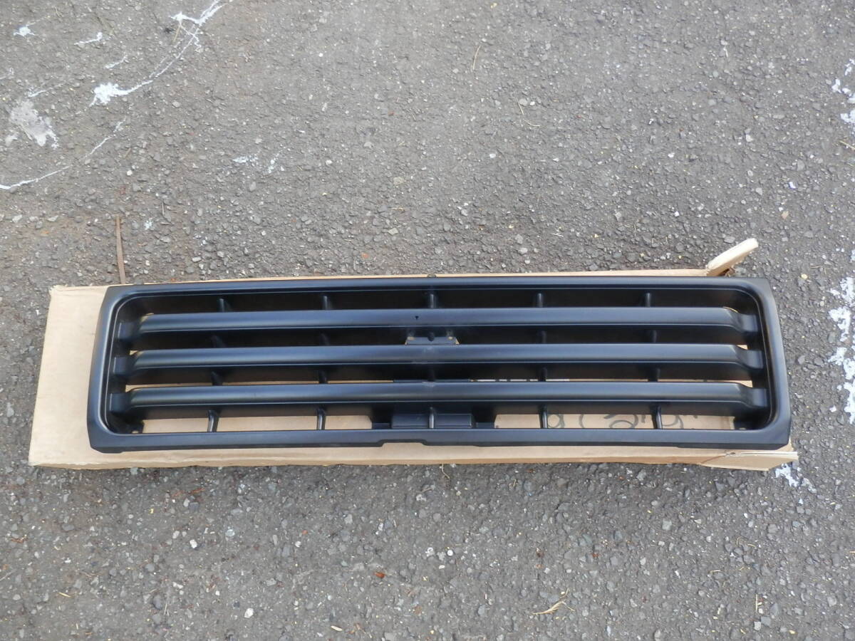 三菱パジェロ用フロントバンパーラジエーターグリル 黒 MB831060 *0725拍卖