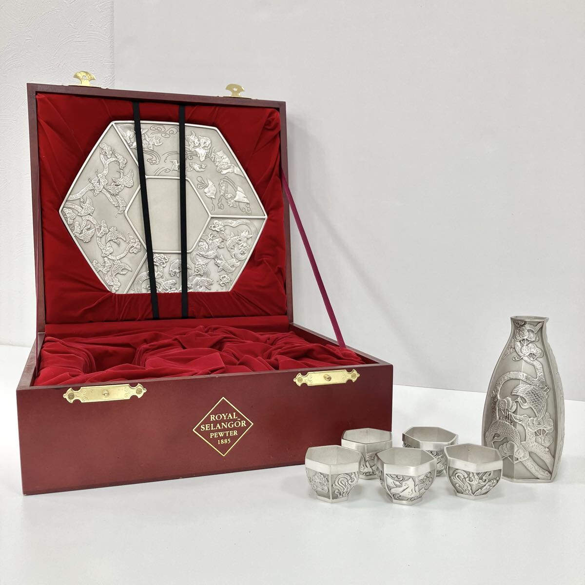 【1229】未使用品 ロイヤルセランゴール ピューター Royal Selangor Pewter 酒器セット 酒盃 徳利 シルバー 鳥魚彫文 箱付 銀製 インテリア拍卖