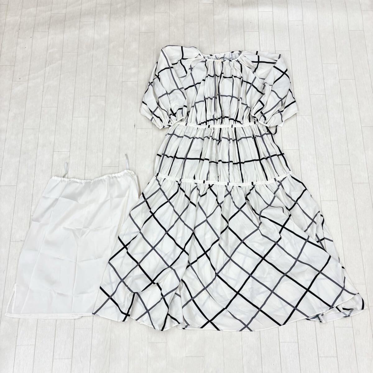 M27〓 ① 訳あり新品タグ付き GRACE CLASS グレースクラス ロングワンピース レディース サイズ36 オフホワイト チェック柄 ペチコート付き拍卖