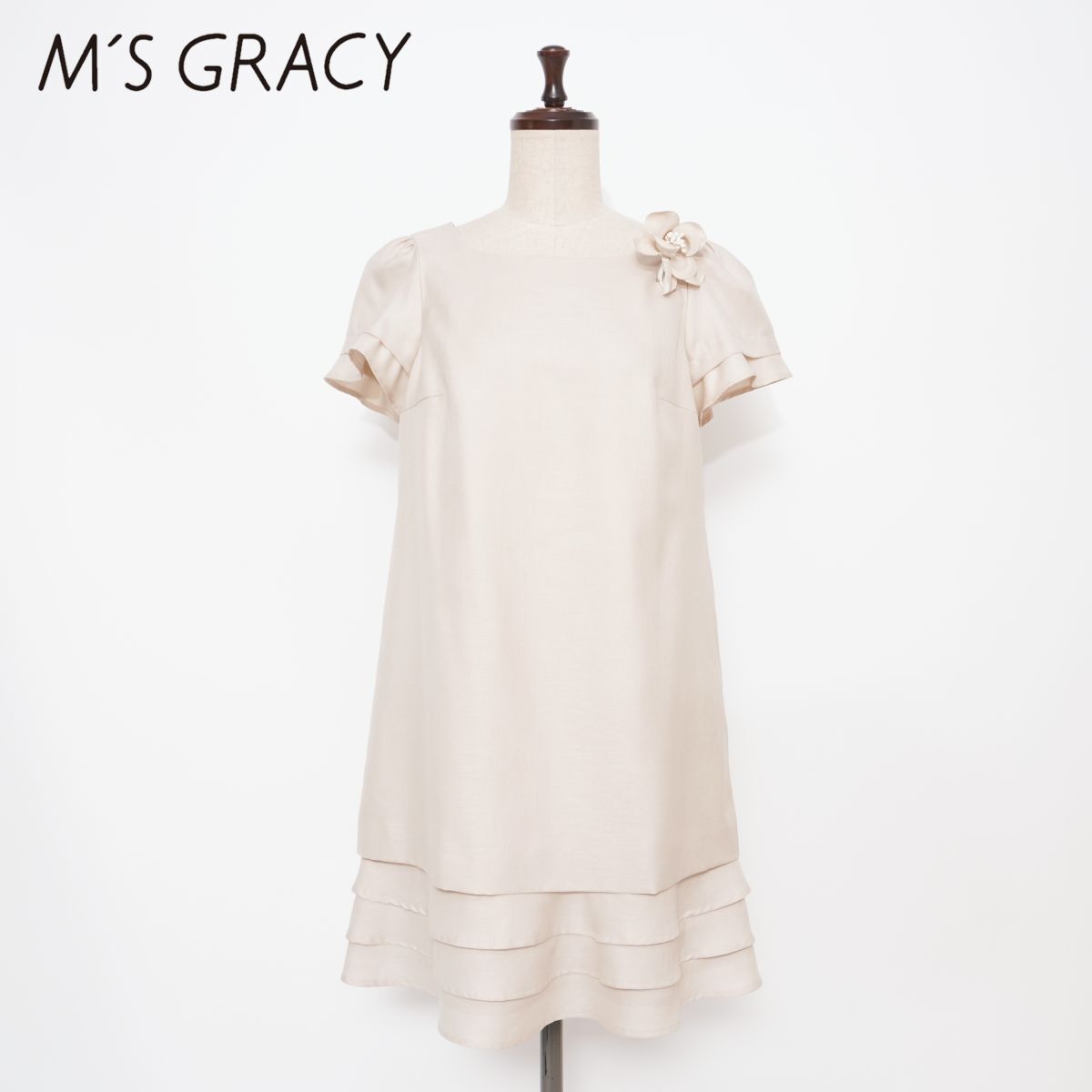 美品 M'S GRACY エムズグレイシー 半袖ワンピースドレス コサージュ付 光沢感 ティアード レディース ベージュ サイズ38*GD110拍卖