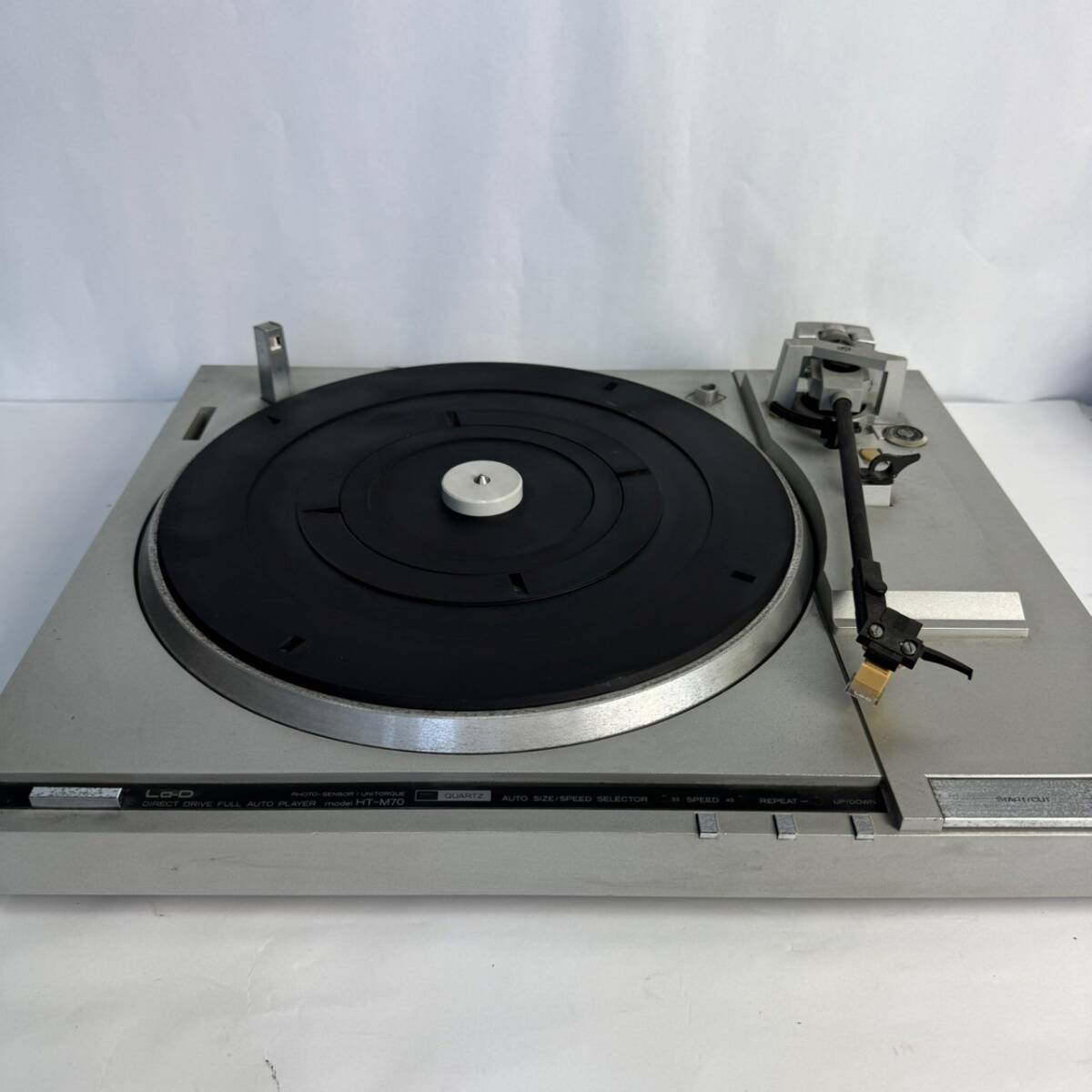 Hitachi レコードプレーヤー 型番 HT-M70 交換針形式 DS-ST45 100V 50/60Hz ターンテーブル オーディオ機器 ジャンク品 W7e R7821拍卖