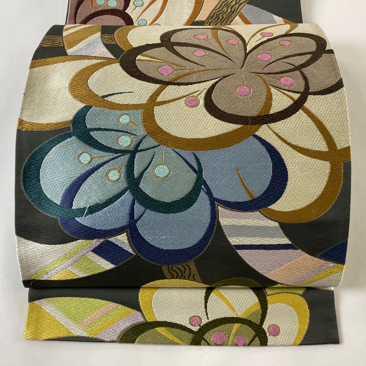 袋帯 逸品 白綾苑大庭 落款 花 幾何学 刺繍 箔 鶯色 六通 正絹 【中古】拍卖