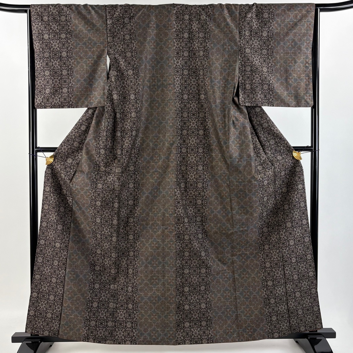 紬 身丈161.5cm 裄丈65.5cm M 袷 華文 幾何学模様 焦茶色 正絹 美品 名品 【中古】拍卖