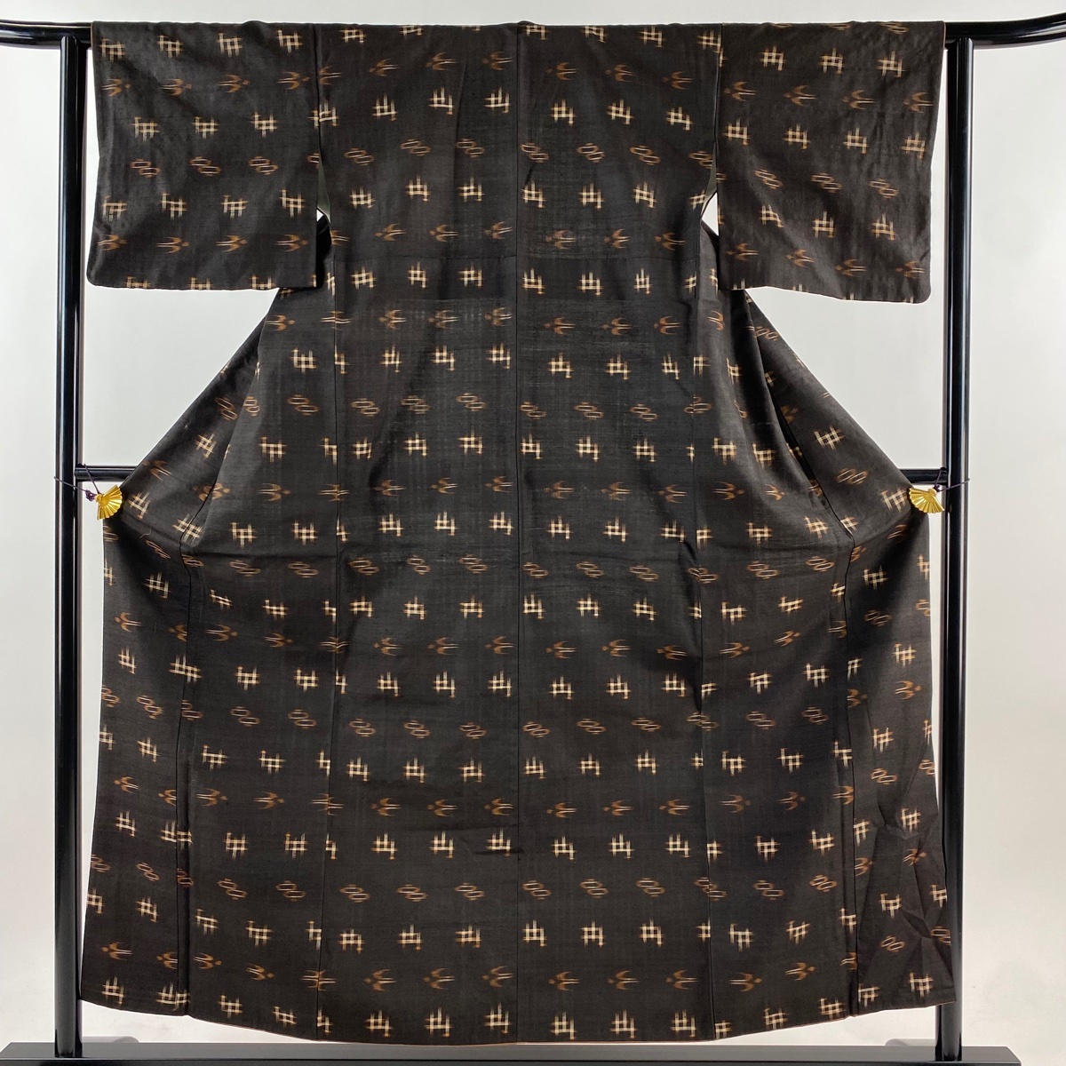 紬 身丈153.5cm 裄丈62cm S 袷 燕 絣柄 焦茶色 正絹 美品 名品 【中古】拍卖