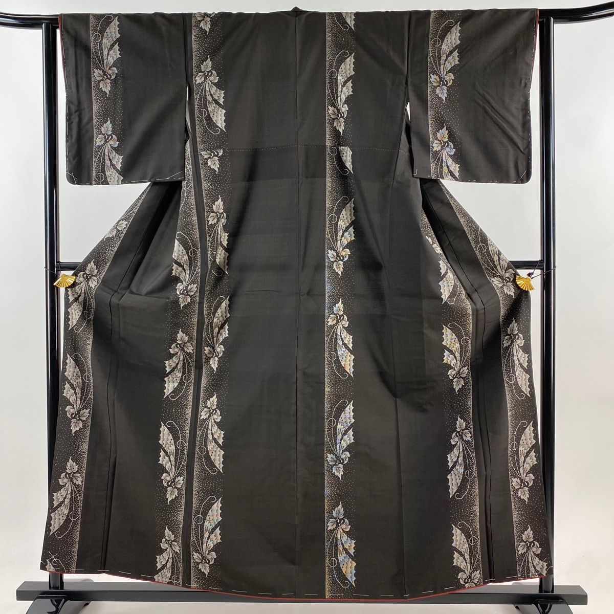 紬 身丈158cm 裄丈63cm S 袷 蝶 幾何学模様 焦茶色 正絹 美品 名品 【中古】拍卖