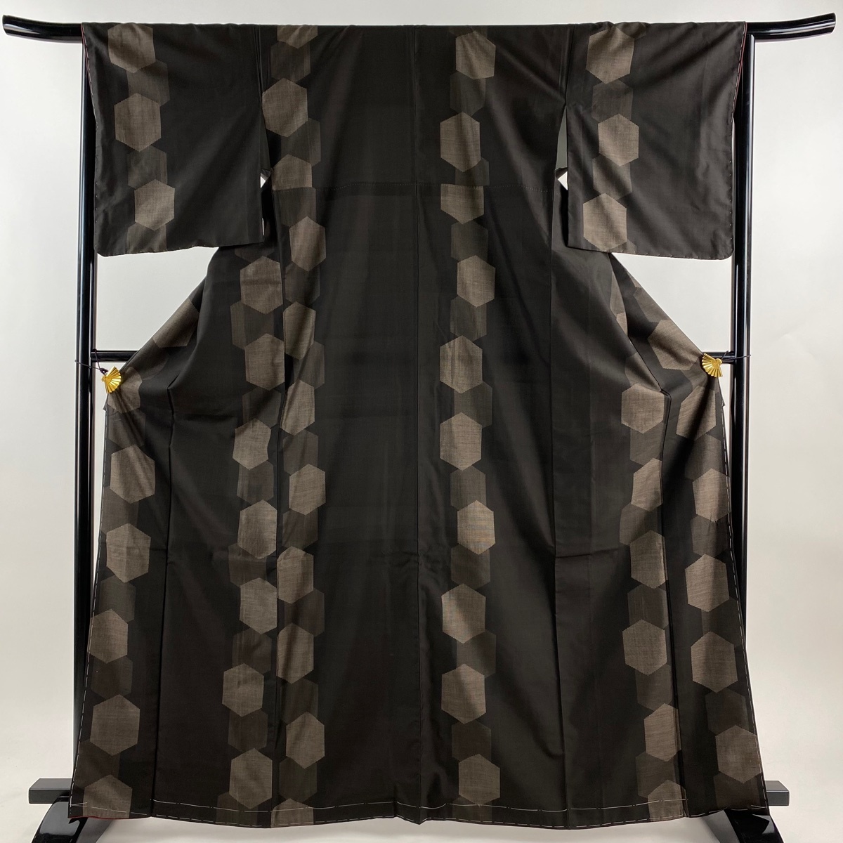 大島紬 身丈165cm 裄丈65.5cm M 袷 純泥染 吉三郎 ますいわ屋 証紙 亀甲 焦茶色 正絹 美品 名品 【中古】拍卖