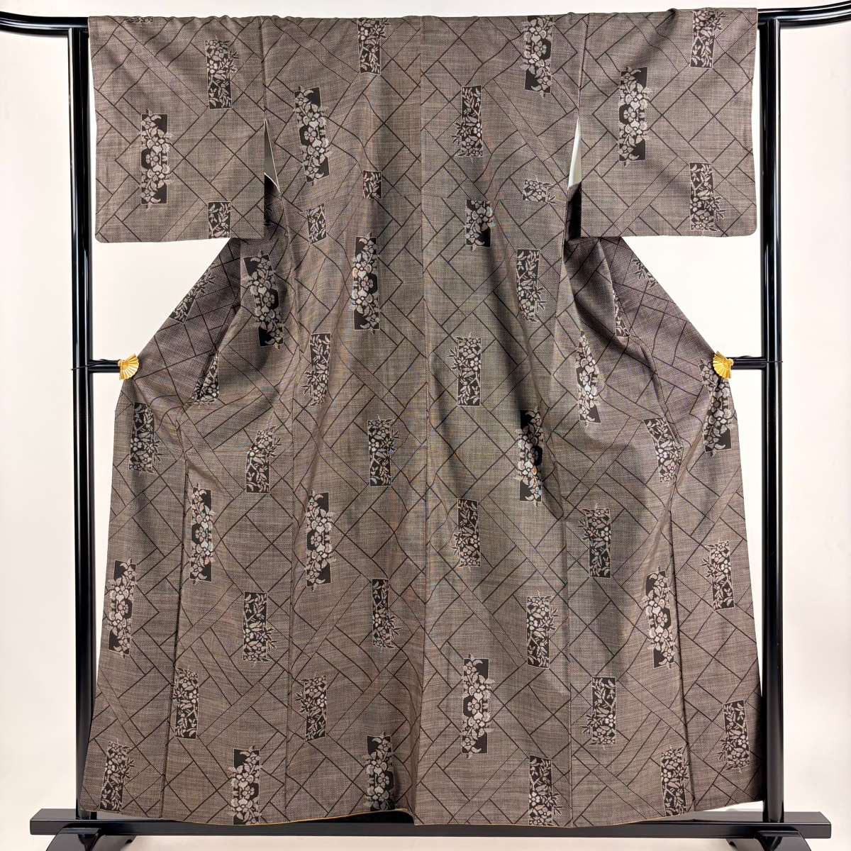 大島紬 身丈158cm 裄丈64cm M 袷 純泥染 証紙 短冊 枝花 焦茶色 正絹 秀品 【中古】拍卖