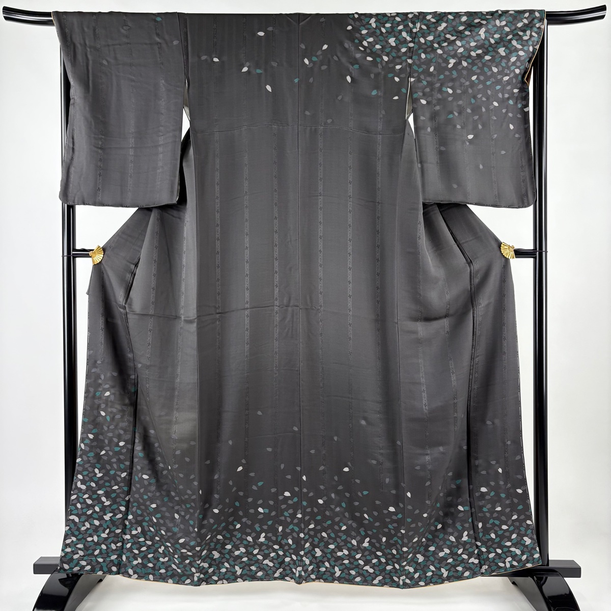 訪問着 身丈160.5cm 裄丈67cm M 袷 地紋 花びら 金彩 黒灰 正絹 名品 【中古】拍卖