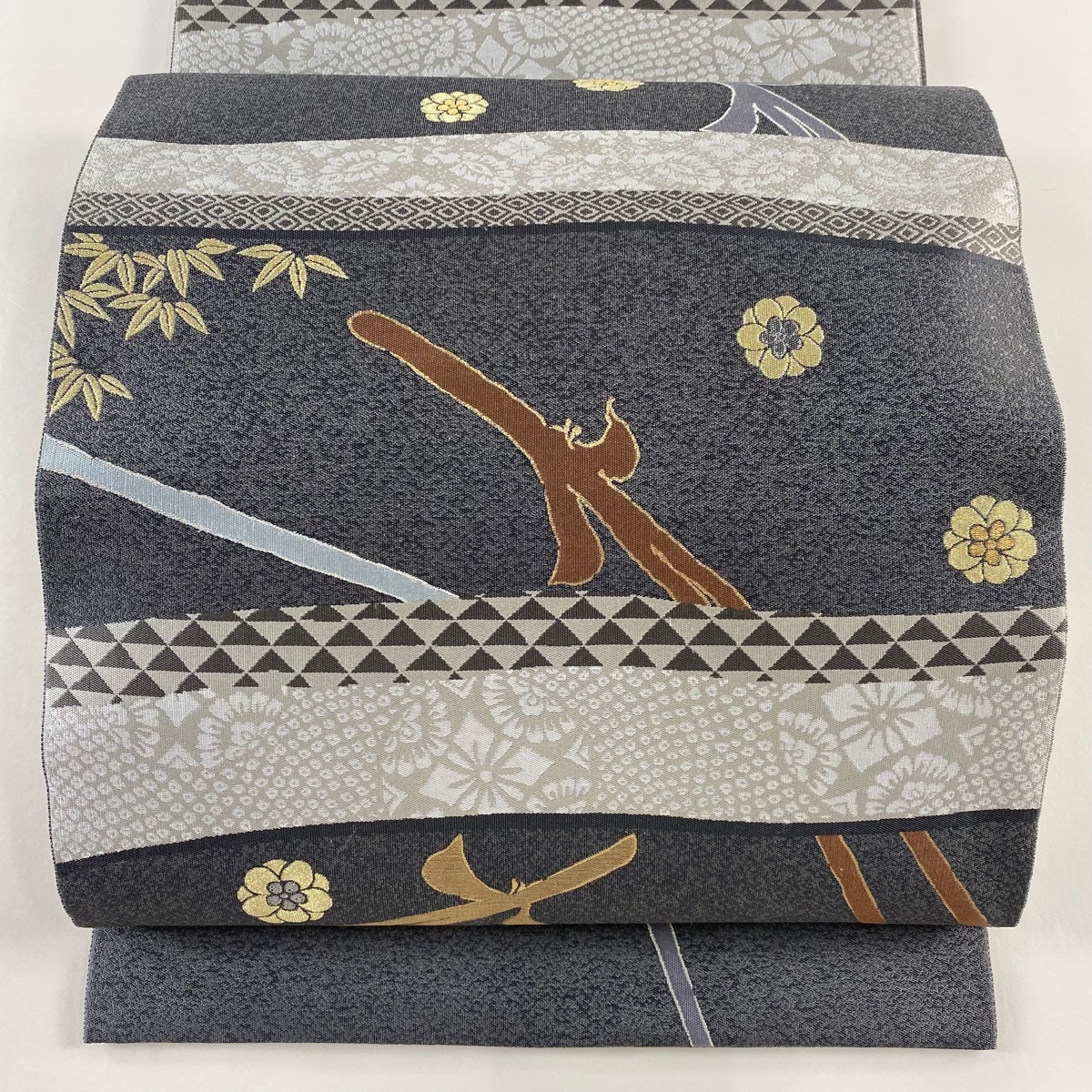 袋帯 美品 逸品 となみ織物 落款 松竹梅 松葉 金糸 箔 黒灰 六通 正絹 【中古】拍卖