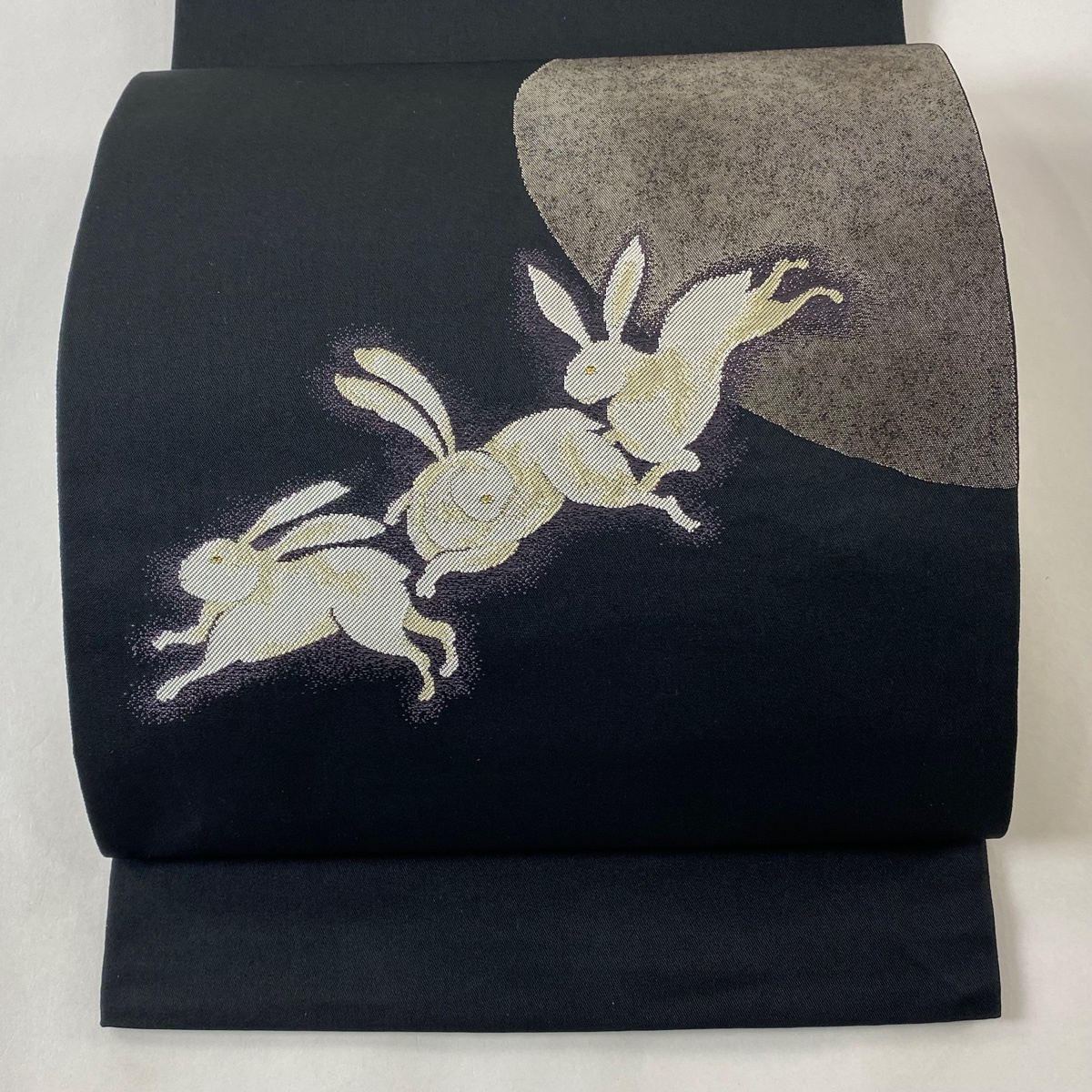 袋帯 逸品 うさぎ 月 金糸 箔 黒 お太鼓柄 正絹 【中古】拍卖