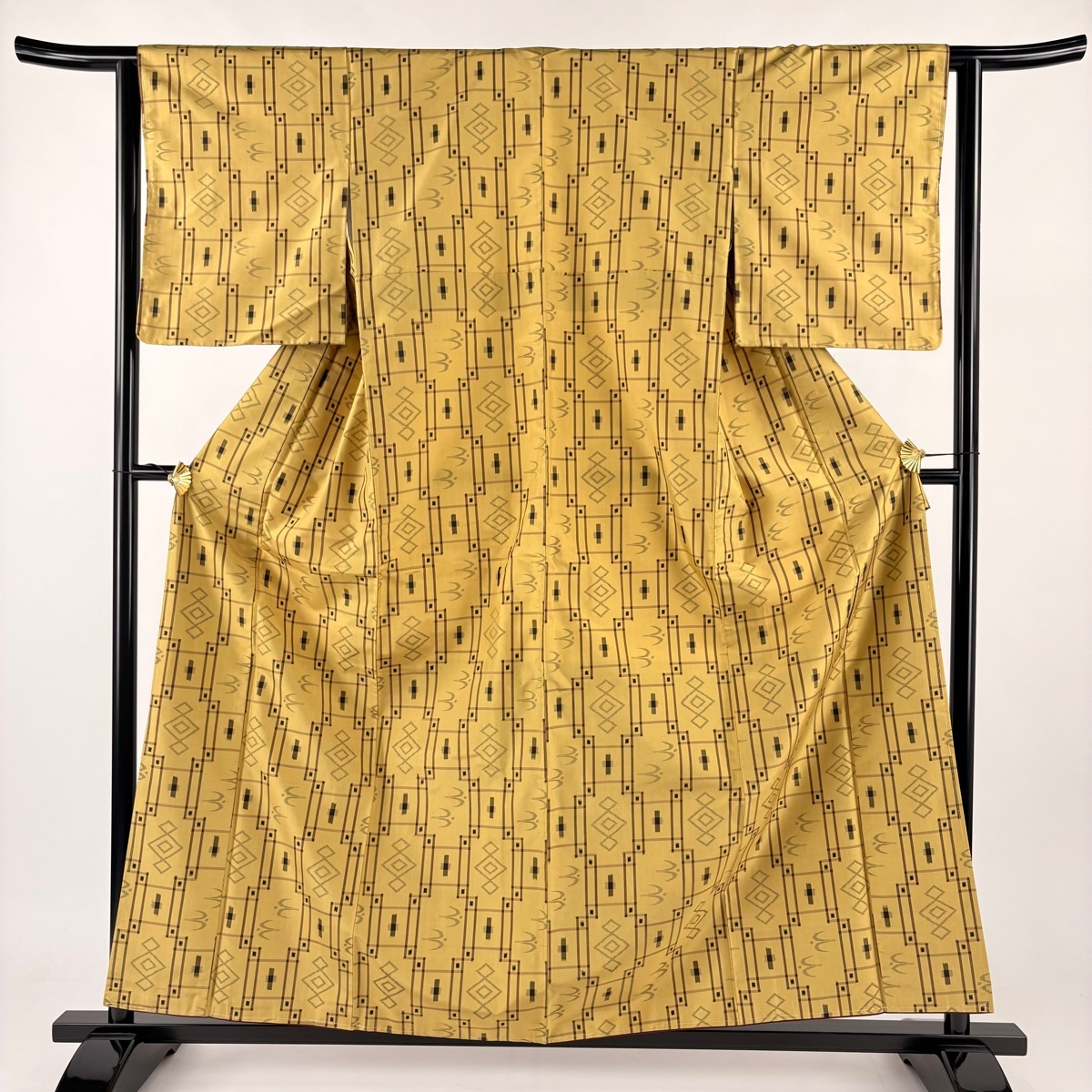 紬 身丈158cm 裄丈62.5cm S 袷 アンサンブル 燕 幾何学模様 からし色 正絹 美品 秀品 【中古】拍卖