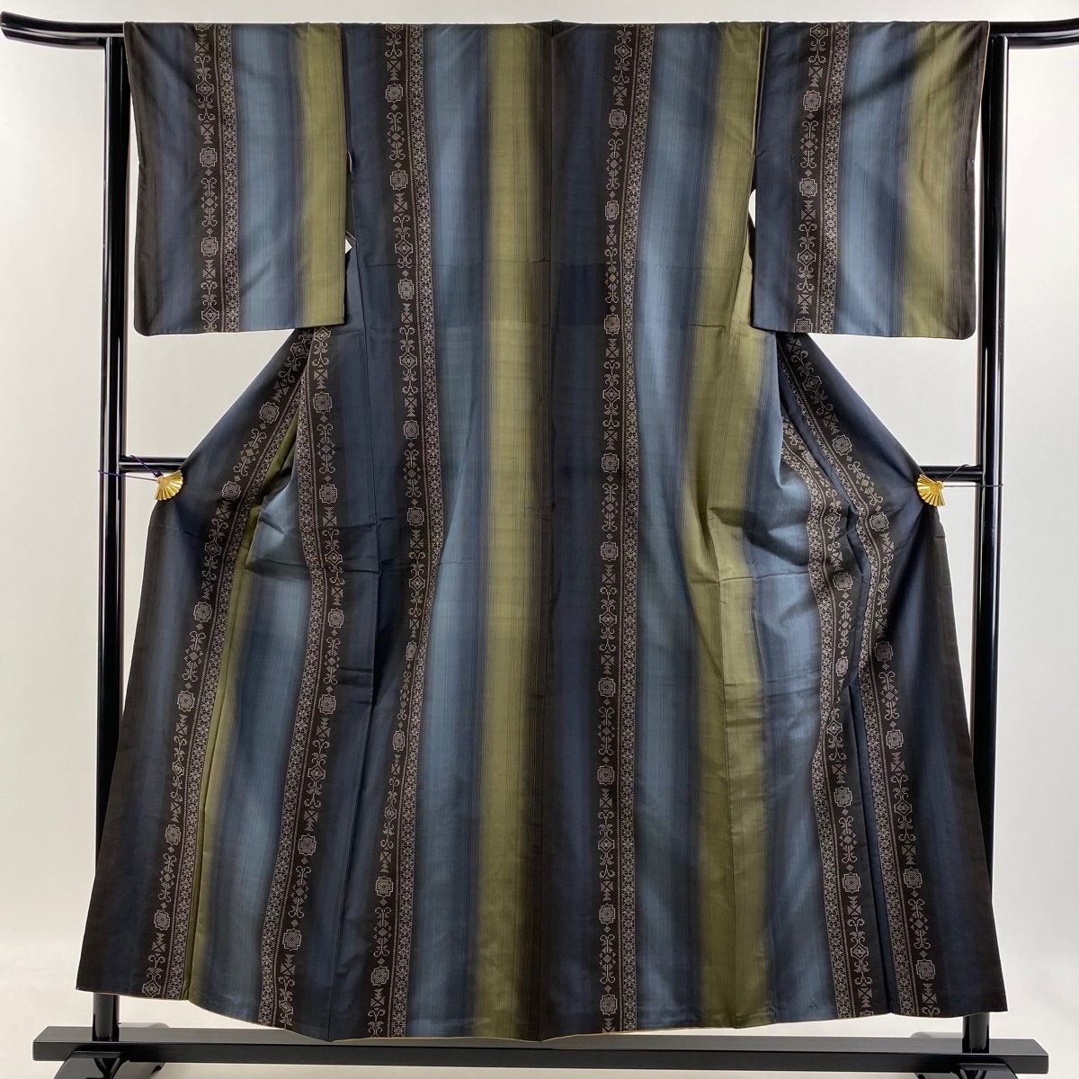 大島紬 身丈156cm 裄丈63.5cm S 袷 やまと 証紙 花唐草 縞 紺色 正絹 逸品 【中古】拍卖