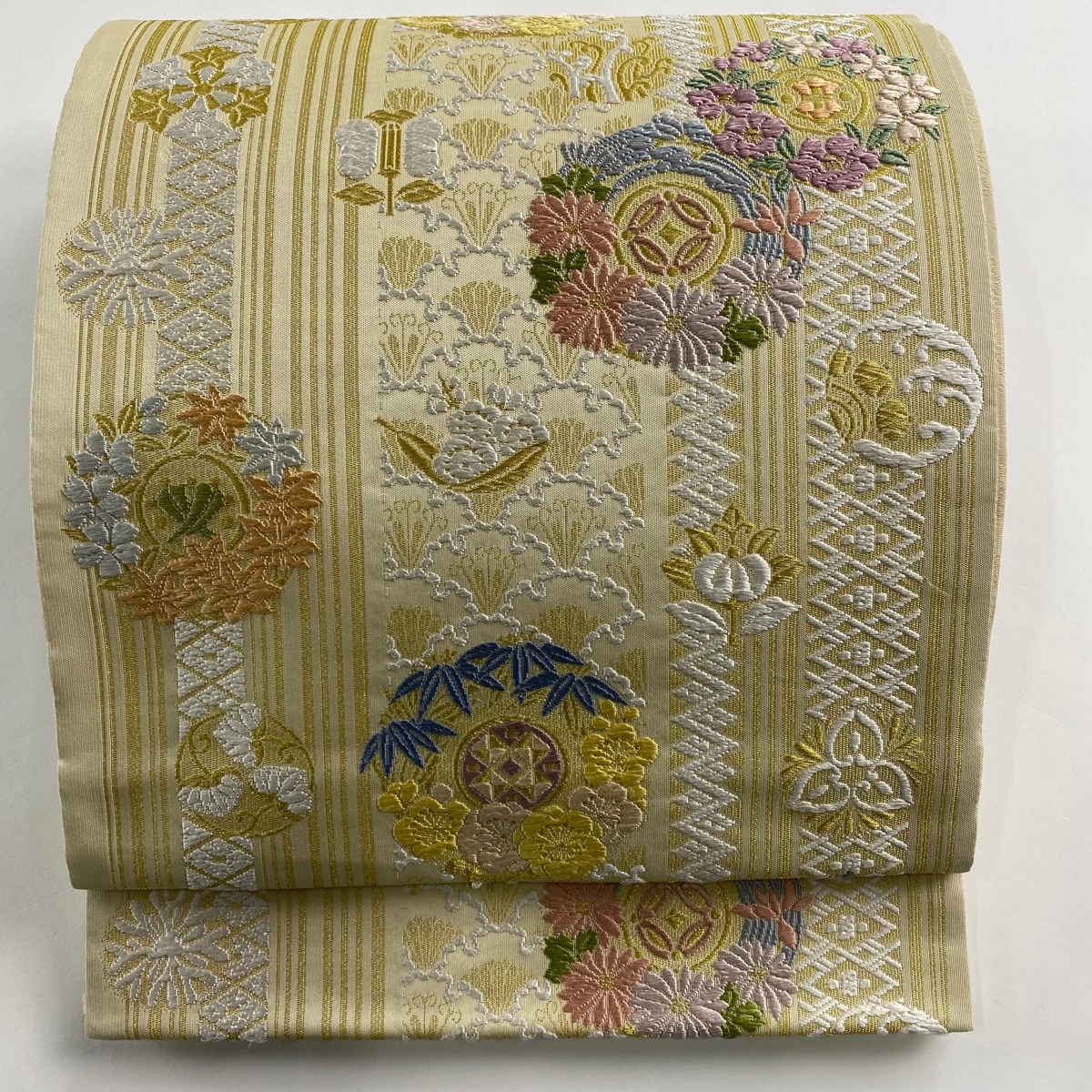 袋帯 美品 名品 雪月花 草花 宝尽くし 刺繍 金糸 ベージュ 六通 正絹 【中古】拍卖