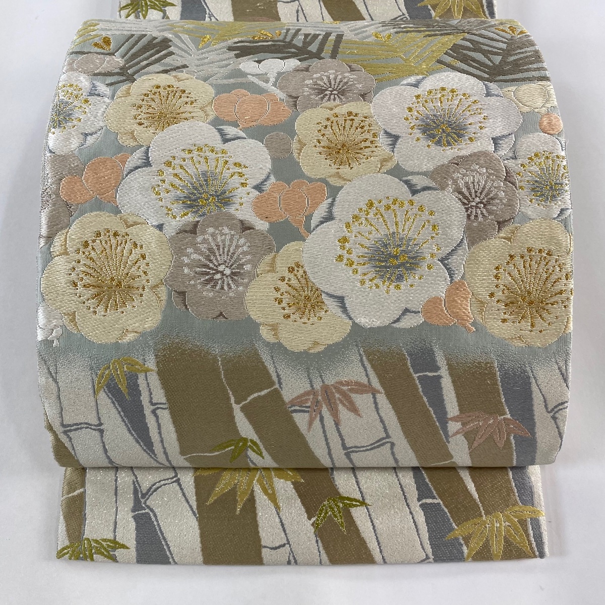 袋帯 逸品 羽田登喜男監修 落款 芳美松竹梅 芳美松竹梅 刺繍 金糸 青灰色 六通 正絹 【中古】拍卖