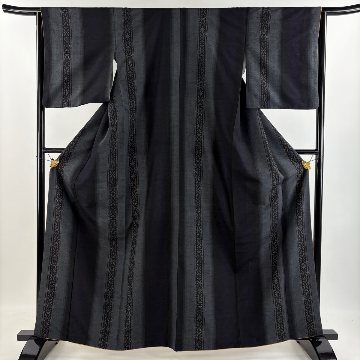 結城紬 身丈163cm 裄丈64cm M 袷 はたおり娘 80亀甲 やまと 証紙あり 花 縦縞 黒灰 正絹 美品 逸品 【中古】拍卖
