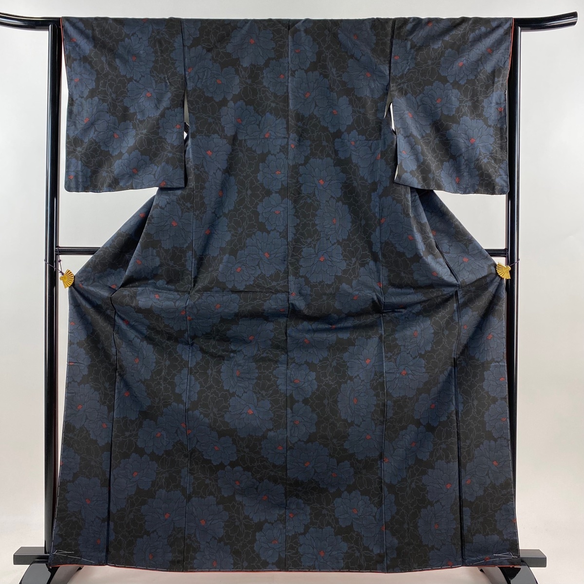 大島紬 身丈166.5cm 裄丈63.5cm S 袷 純泥染 証紙 牡丹 黒 正絹 美品 秀品 【中古】拍卖