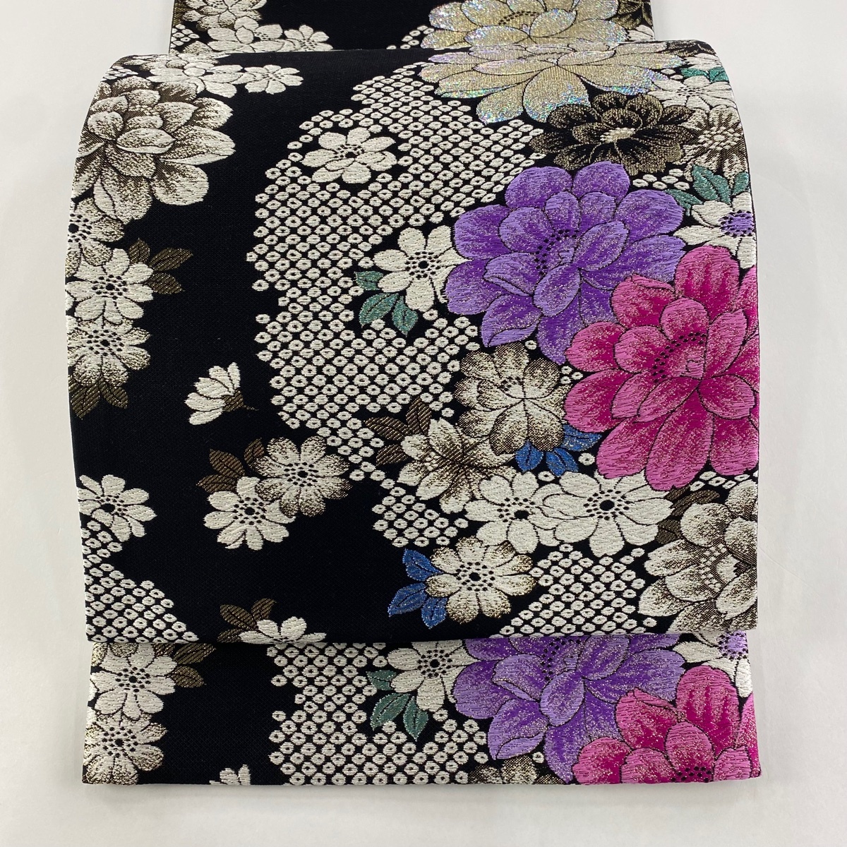 袋帯 美品 名品 草花 疋田柄 刺繍 箔 黒 六通 正絹 【中古】拍卖