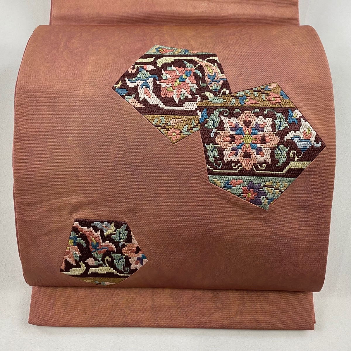 袋帯 美品 秀品 草花 金糸 刺繍 ピンクベージュ お太鼓柄 正絹 【中古】拍卖