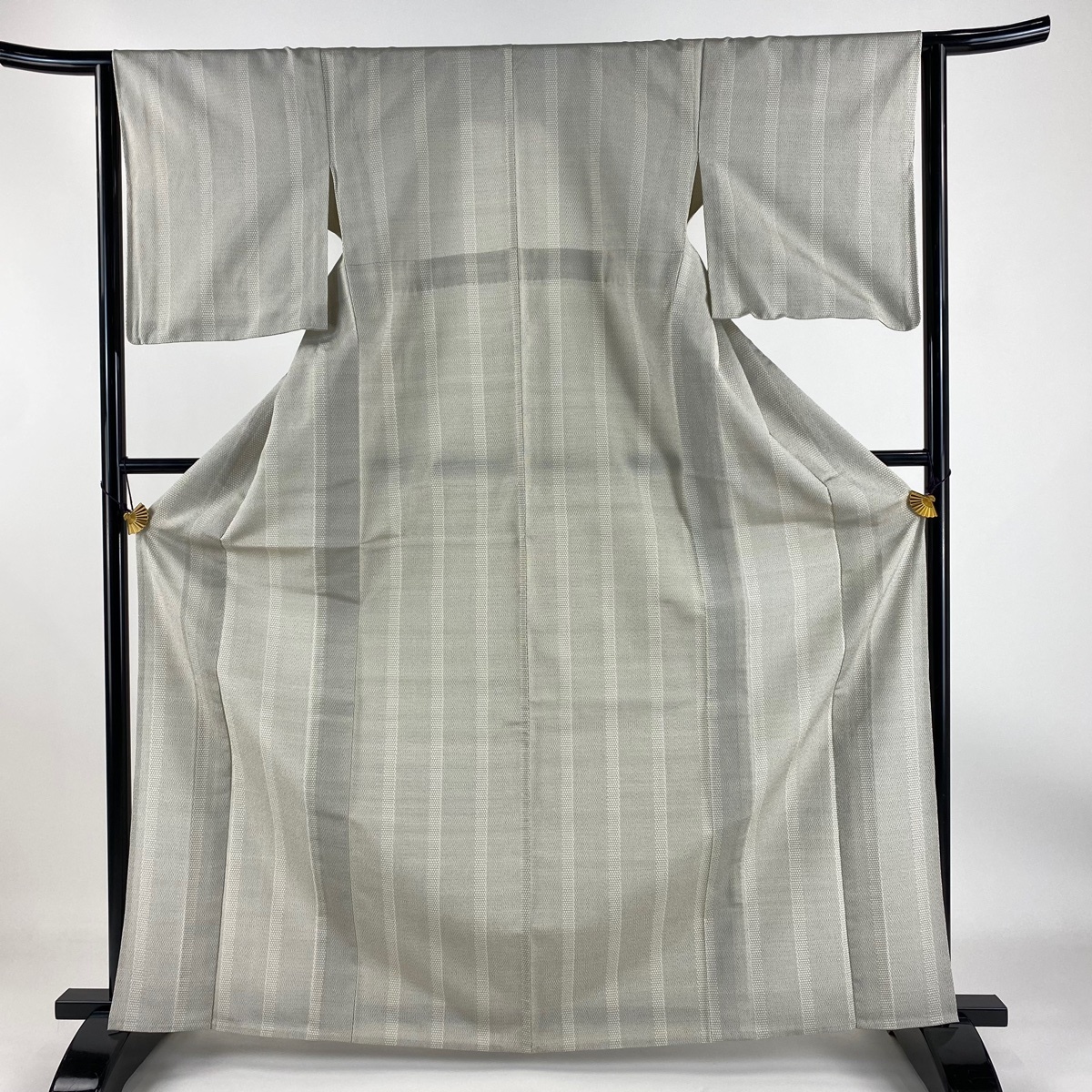 紬 身丈166cm 裄丈63.5cm S 単衣 亀甲絣 縦縞 灰白 正絹 逸品 【中古】拍卖