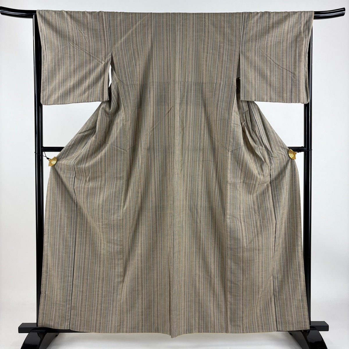 紬 身丈160.5cm 裄丈65.5cm M 袷 縦縞 幾何学 薄茶色 正絹 美品 秀品 【中古】拍卖