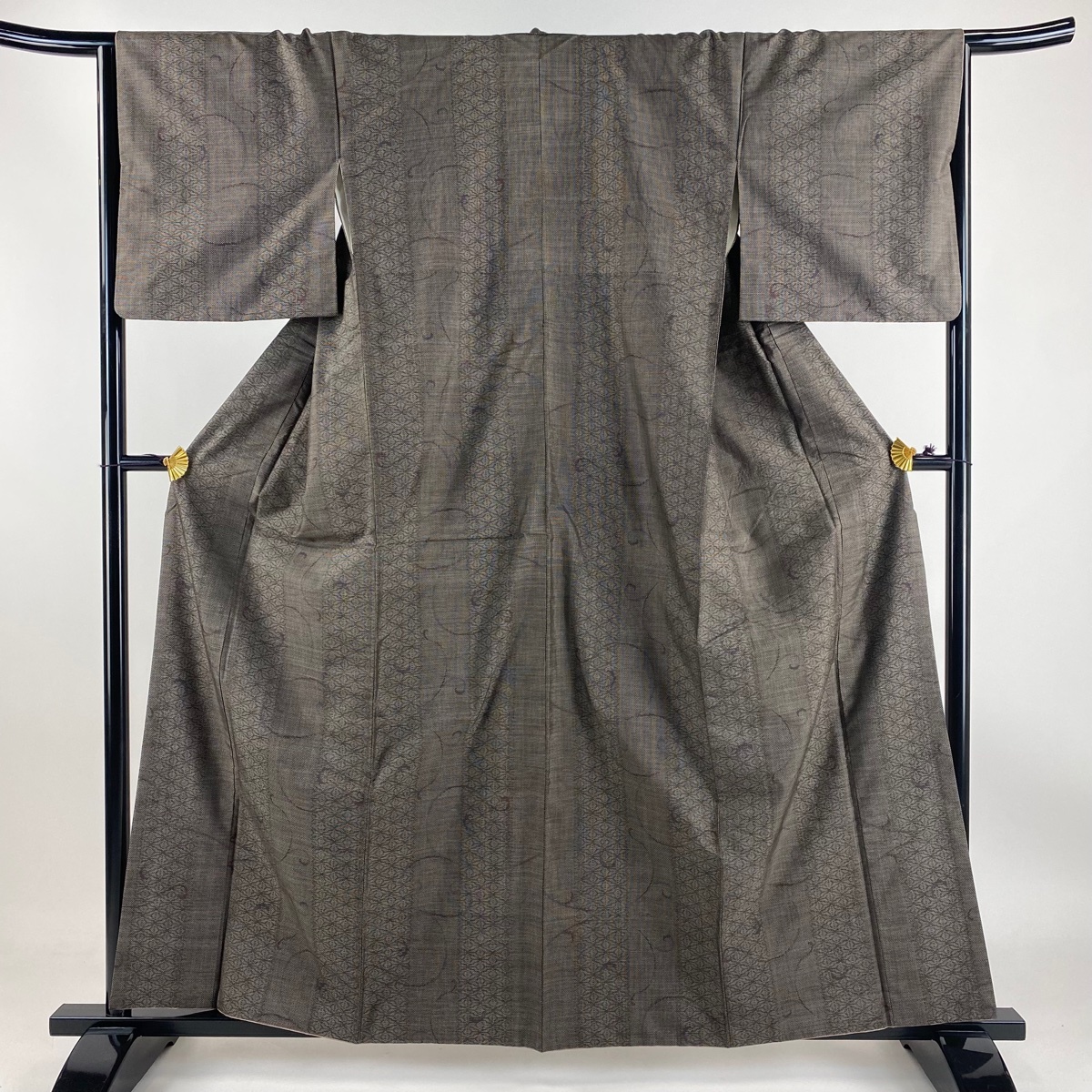 大島紬 身丈160cm 裄丈66cm M 袷 麻の葉 唐草 焦茶色 正絹 秀品 【中古】拍卖