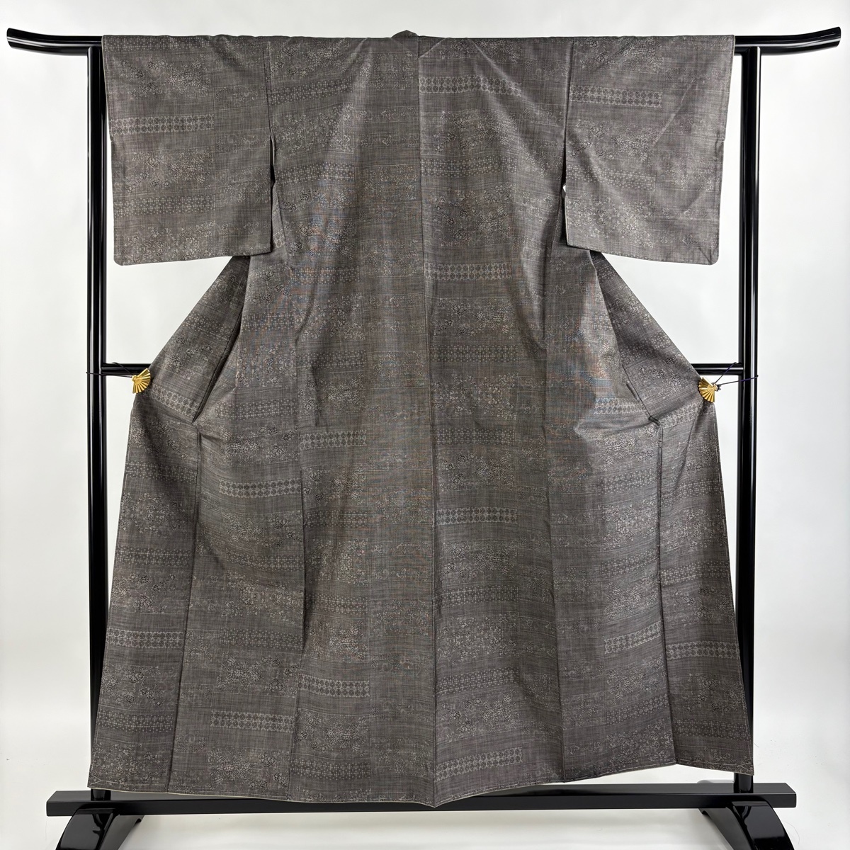 紬 身丈158cm 裄丈63cm S 袷 証紙 草花 幾何学 黒灰 正絹 美品 秀品 【中古】拍卖