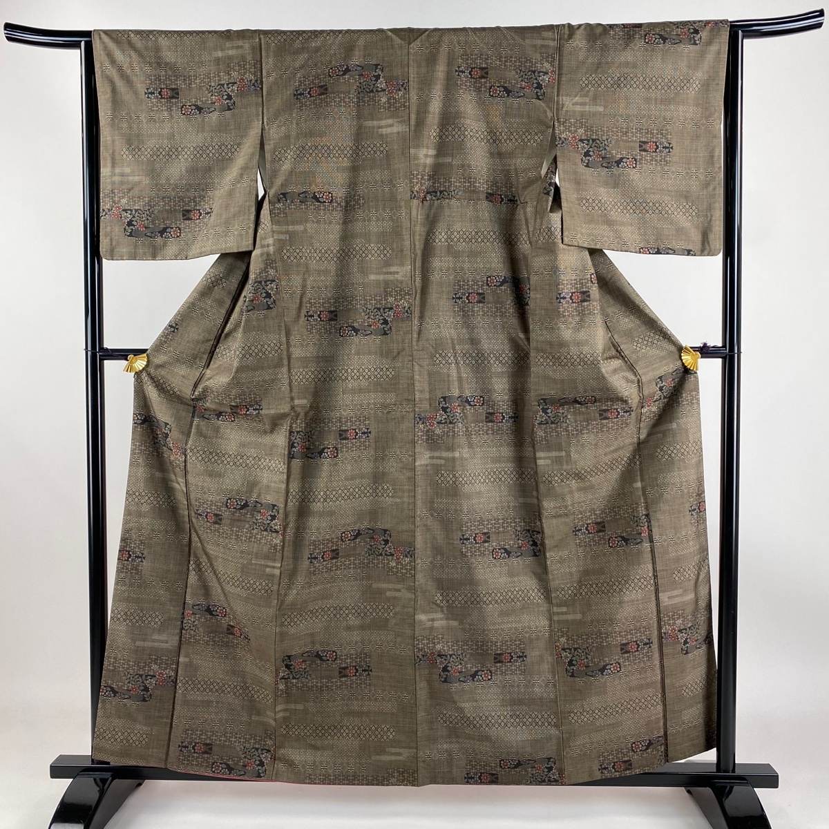 紬 身丈159cm 裄丈64cm M 袷 草花 ヱ霞 焦茶色 正絹 秀品 【中古】拍卖