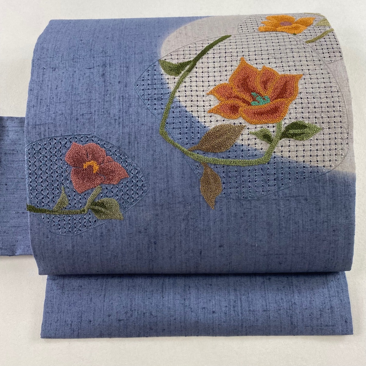 名古屋帯 秀品 紬地 草花 刺繍 青灰色 正絹 【中古】拍卖