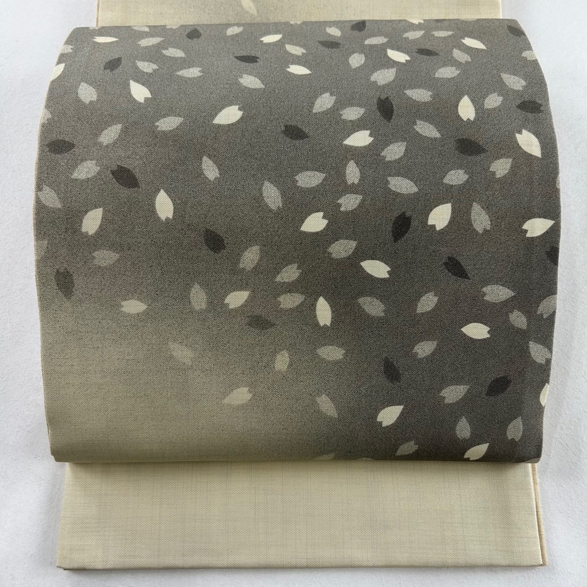 袋帯 名品 落款 桜の花びら ぼかし 薄黄 お太鼓柄 正絹 【中古】拍卖