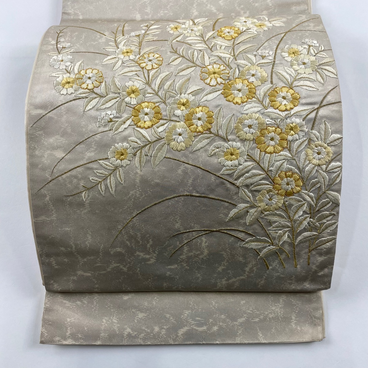 袋帯 秀品 草花 刺繍 金糸 灰色 お太鼓柄 正絹 【中古】拍卖