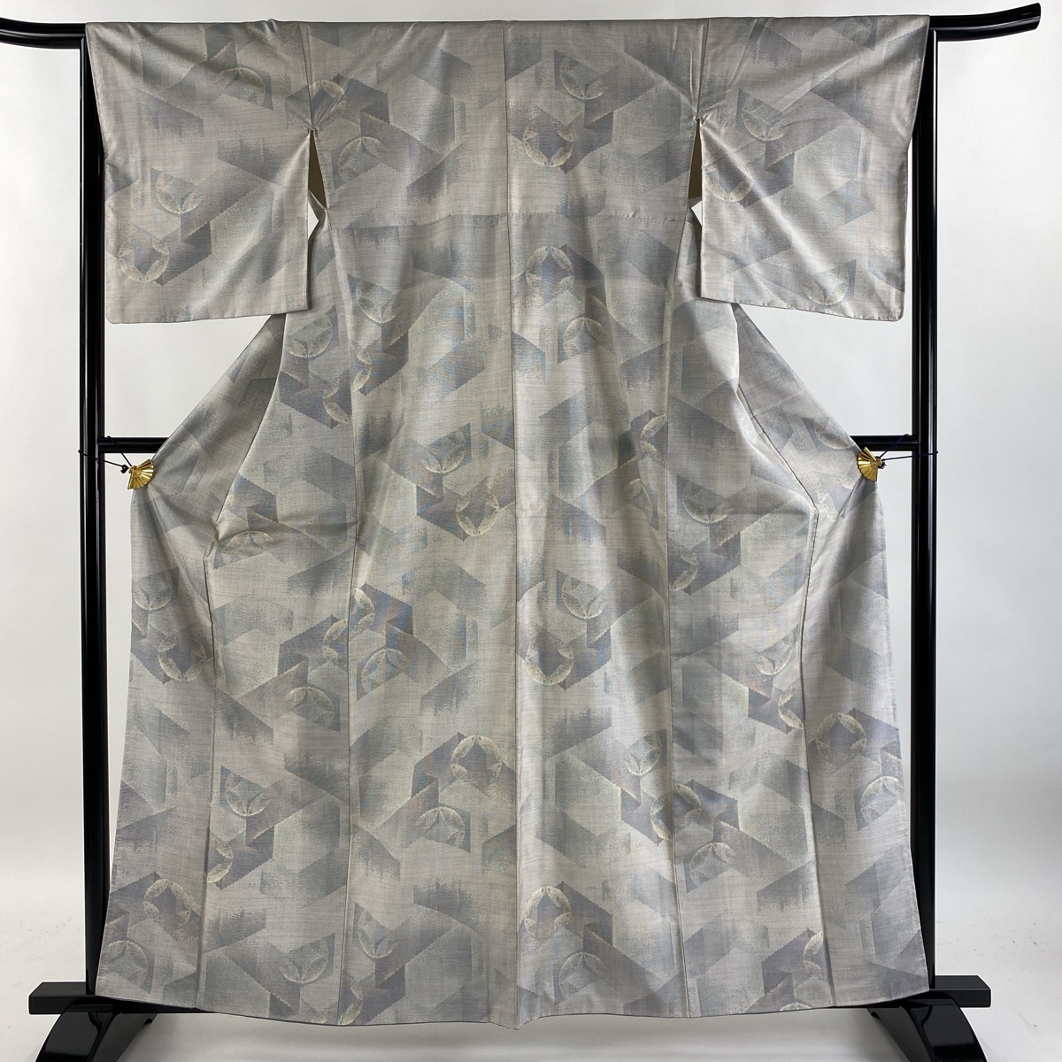 大島紬 身丈161cm 裄丈65cm M 袷 証紙 七宝 幾何学模様 灰白 正絹 名品 【中古】拍卖