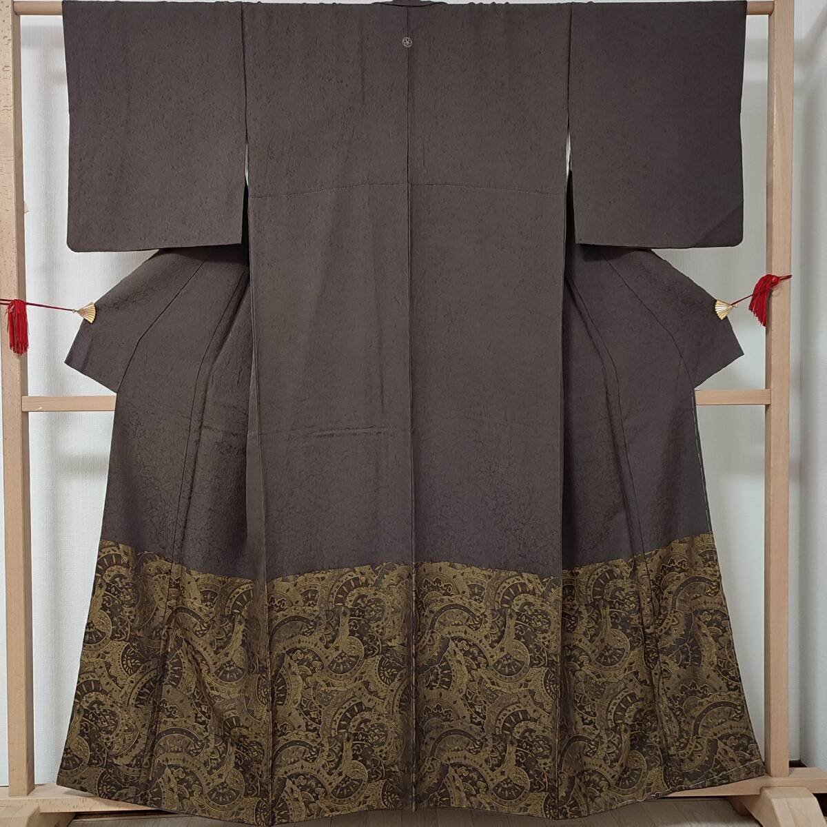 即決■着物の越田■裄67身丈160 正絹 色留袖 袷 地紋 一つ紋 糸輪に蔭桔梗紋 比翼無し 濃ブラウン系 シックな色合い 美品◇み12E04拍卖