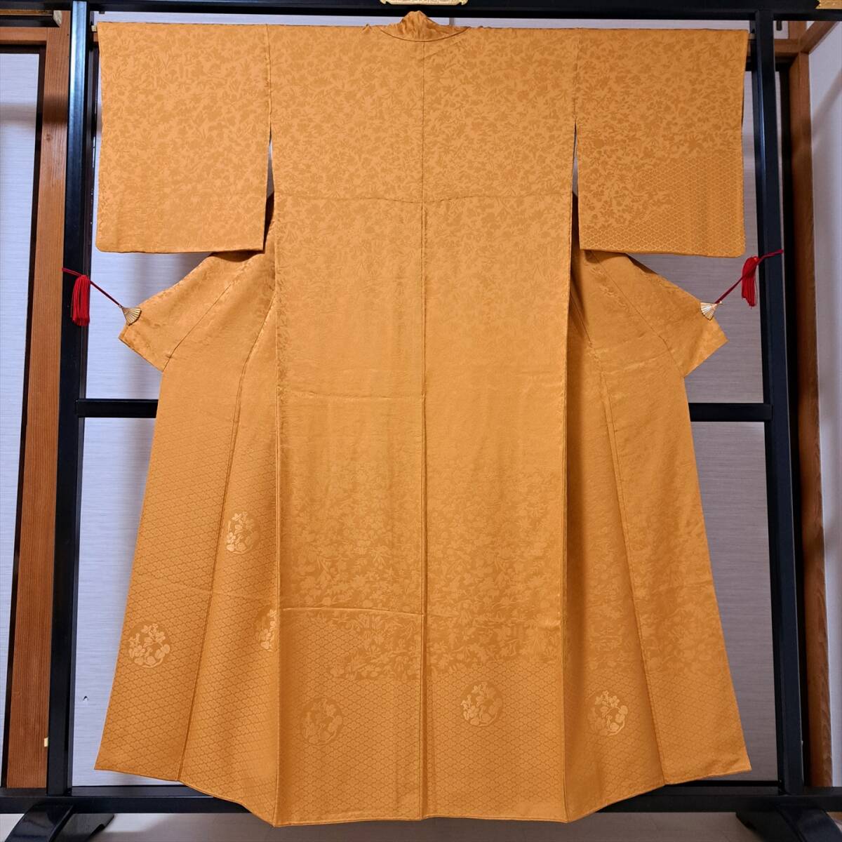 即決■着物の越田■裄66身丈155 正絹 色無地 袷 新品に近い 紋無し 花 地紋 カジュアル 普段着 お出かけに ■み19R02拍卖