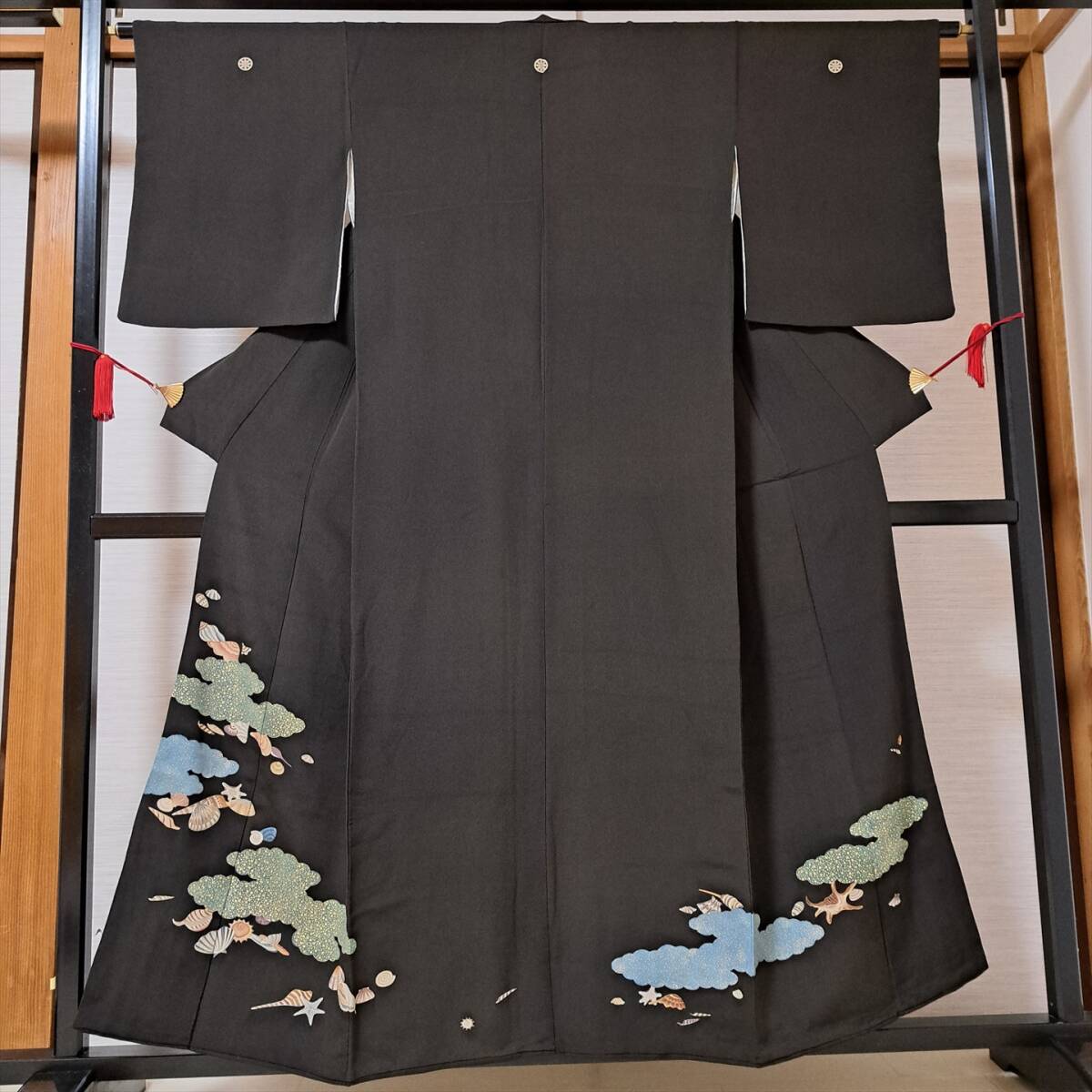 即決■着物の越田■裄64.5身丈157 正絹 黒留袖 袷 訳あり品 五つ紋 貝殻 金彩加工 刺繍加工 結婚式 フォーマル■み20R04拍卖