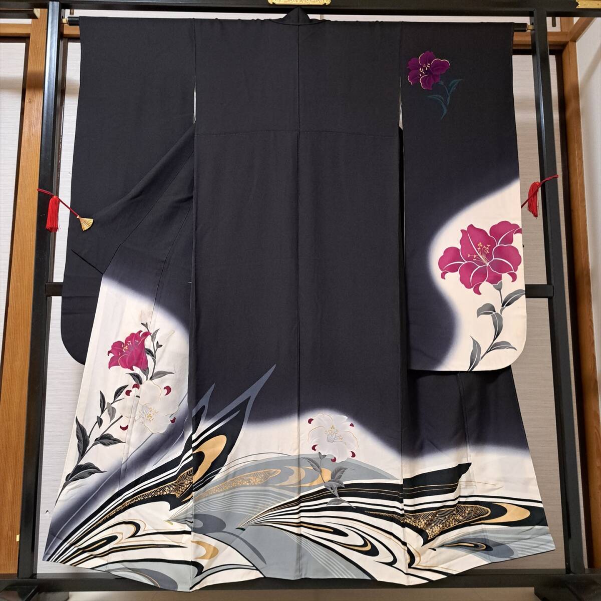 即決■着物の越田■裄64.5身丈156 正絹 振袖 袷 ユリ大柄 シック 成人式 H◇み20R05拍卖