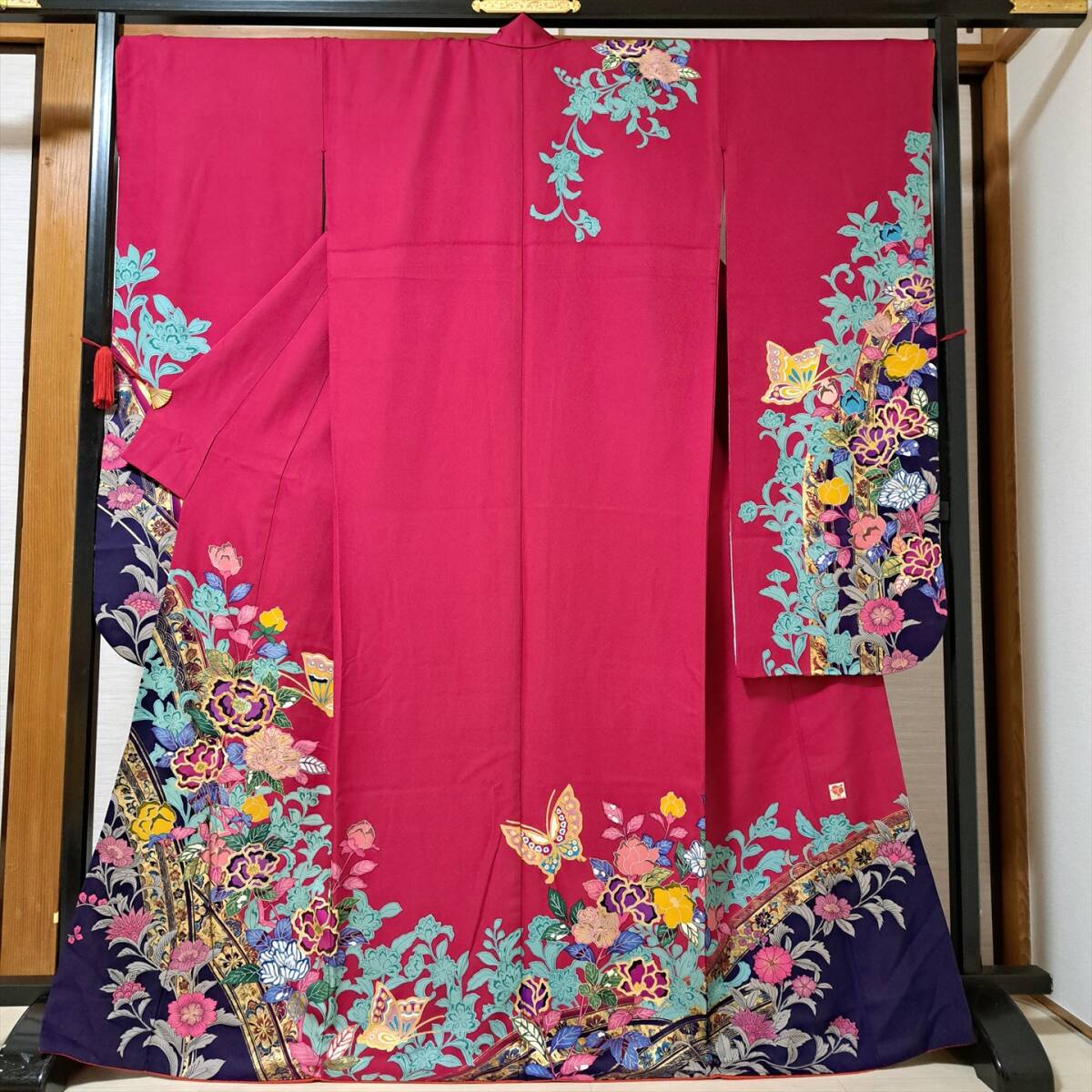 即決■着物の越田■裄69.5身丈170.5 正絹 振袖 袷 裄長 トールサイズ 成人式 牡丹 蝶 金彩加工 刺繍加工 落款有り H◇み21R05拍卖