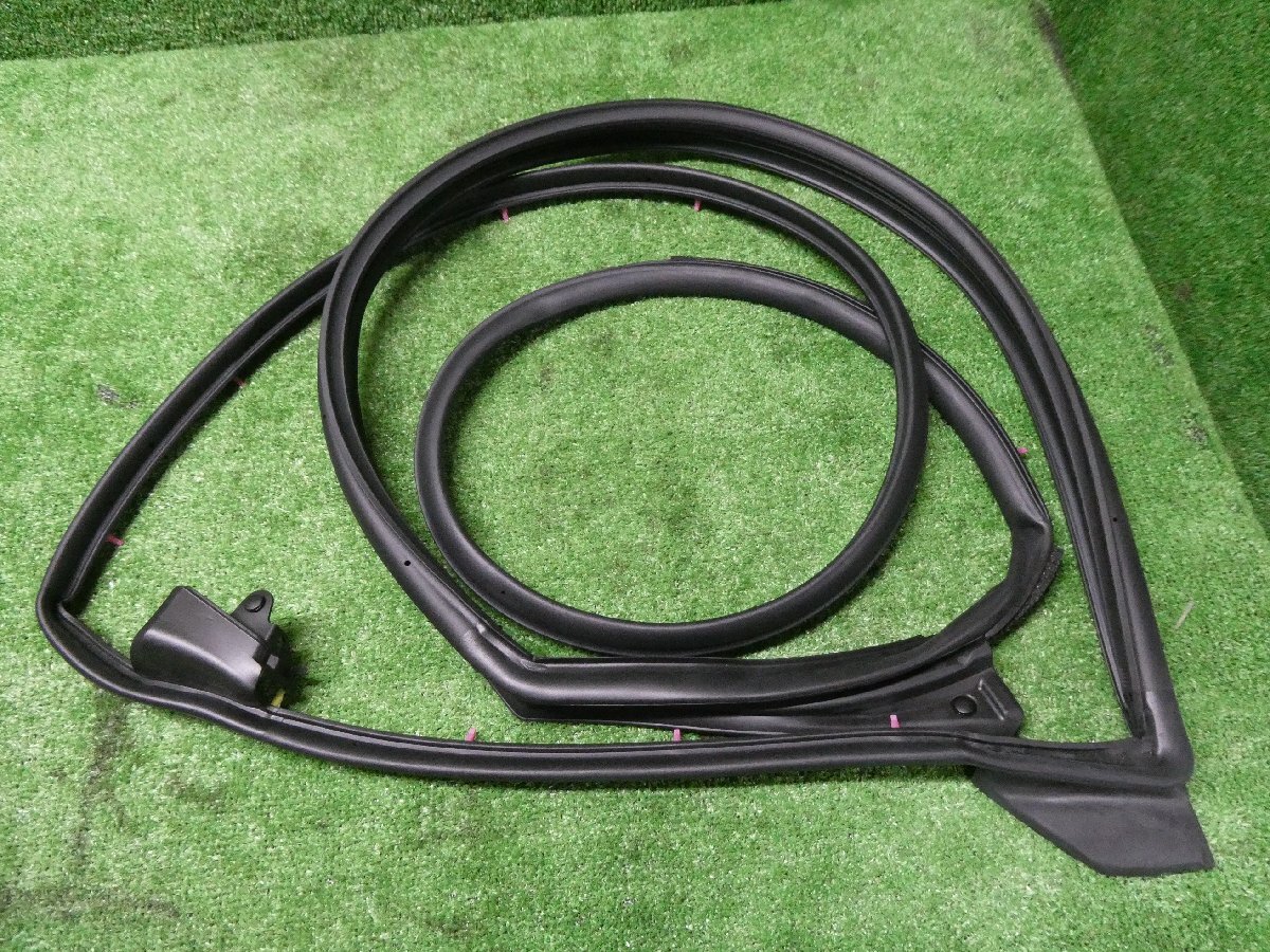 【A52047】 プリウス 50系 ZVW55 右 フロントドア ウェザーストリップ 67861-47060 未使用拍卖