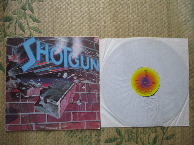 LP Shotgun「III」輸入盤 AA-1118 シュリンク付き 盤の両面にプレス時のかすり傷 ジャケットに色落ちと天地背に擦れとシワと背文字消え拍卖