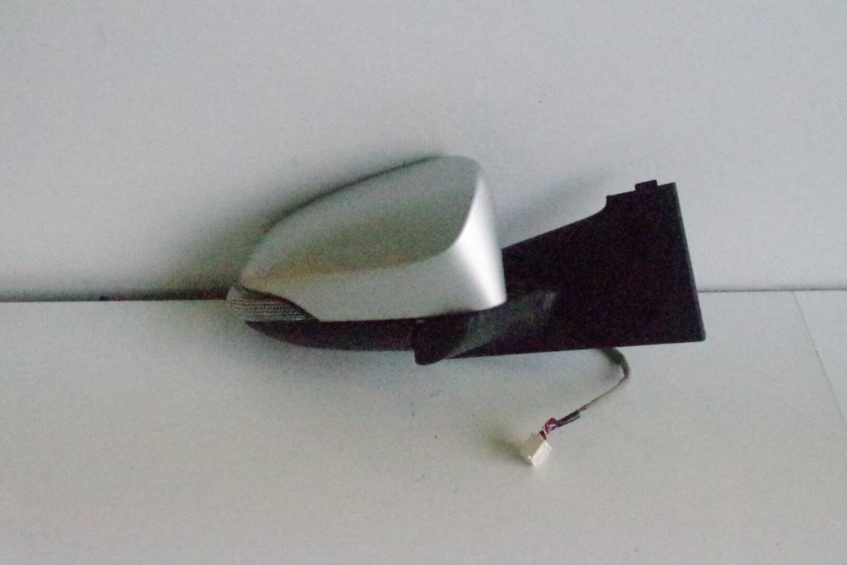 トヨタ ヴィッツ KSP130 ドアミラー 右 (シルバー)拍卖