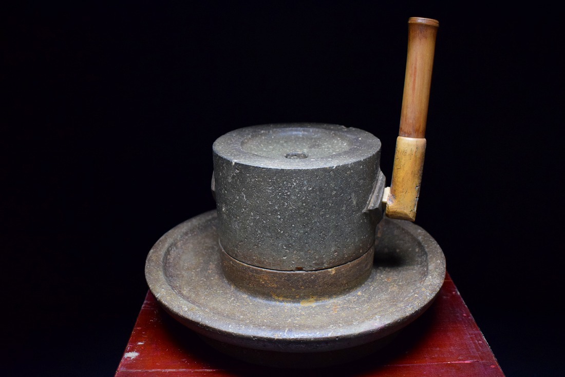 古い抹茶石臼 直径30.5cm小ぶりの茶臼 宇治石 粉引 木箱付 茶道具 煎茶道具 時代品拍卖