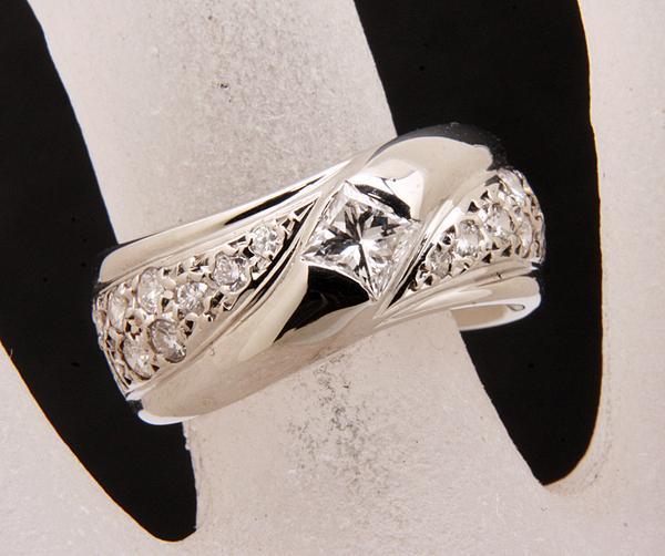 《質屋出品》Pt900★プリンセスカットの天然ダイアリング★k-4428拍卖